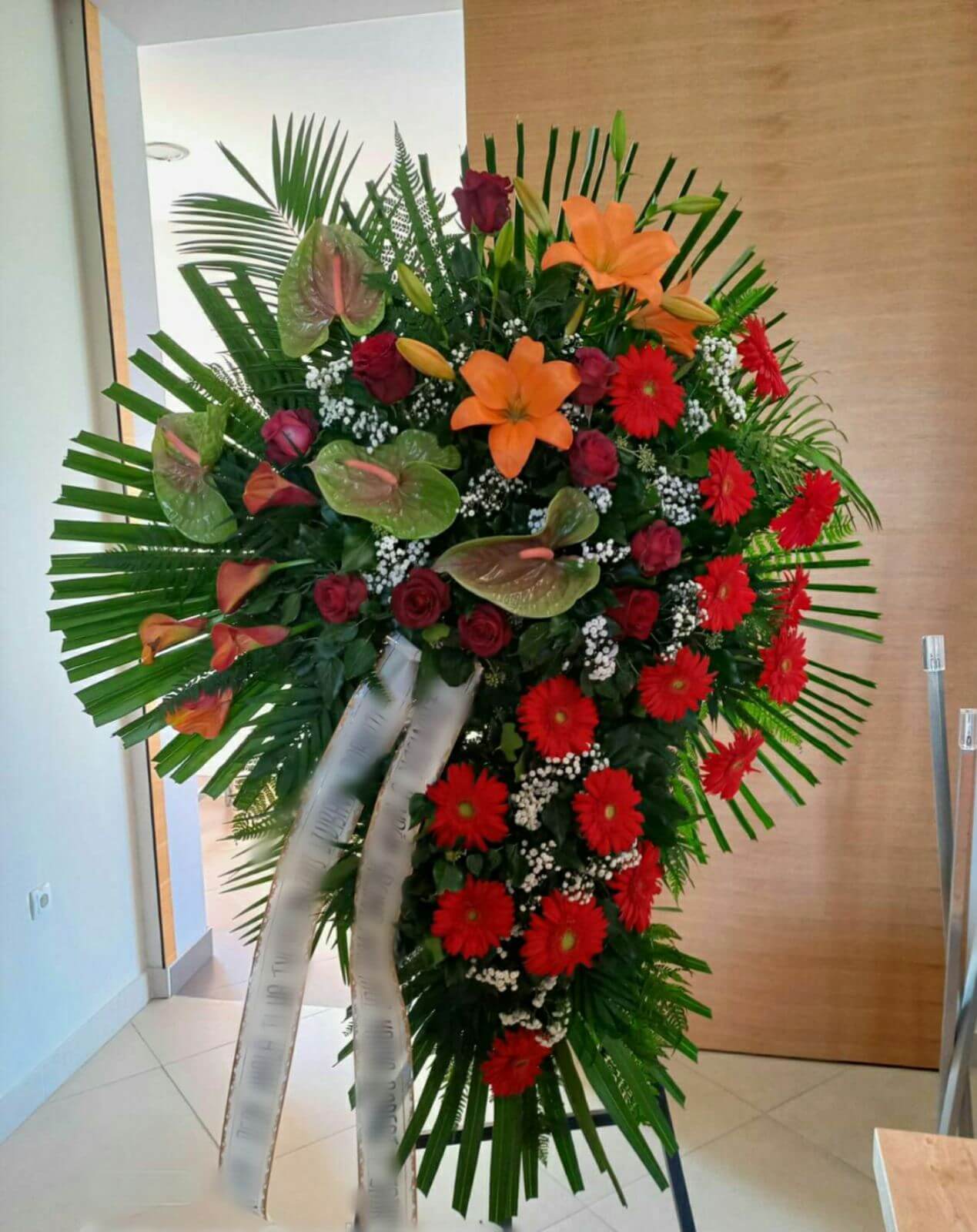 vijenac sa crvenim, narančastim i zelenim cvijećem